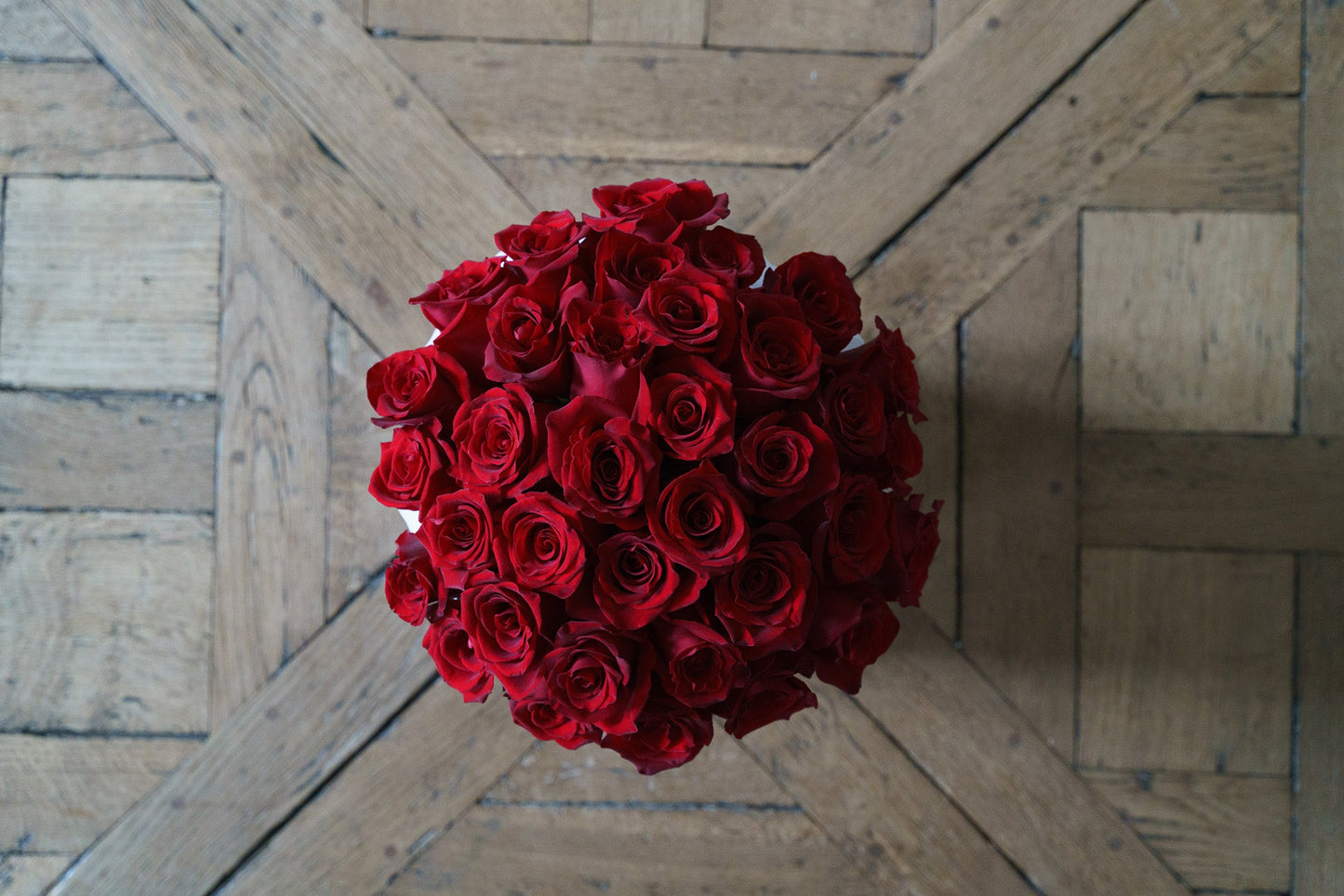 Pont des Arts – Roses rouges de luxe, livrées dans notre coffret signature